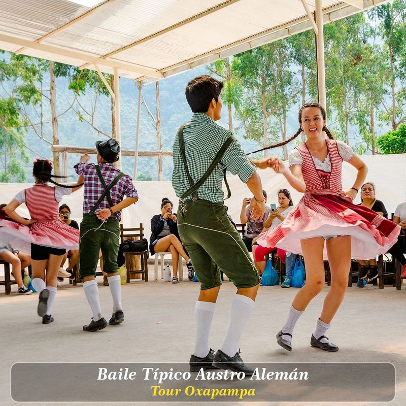 Vista nocturna del hotel